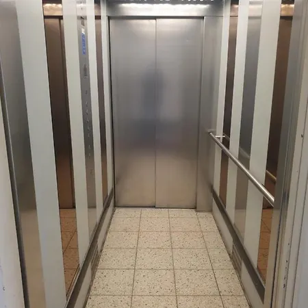 5 2 Bathrooms 1 Kitchen 1 Piano アパート