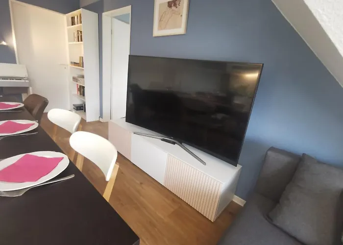 5 2 Bathrooms 1 Kitchen 1 Piano *